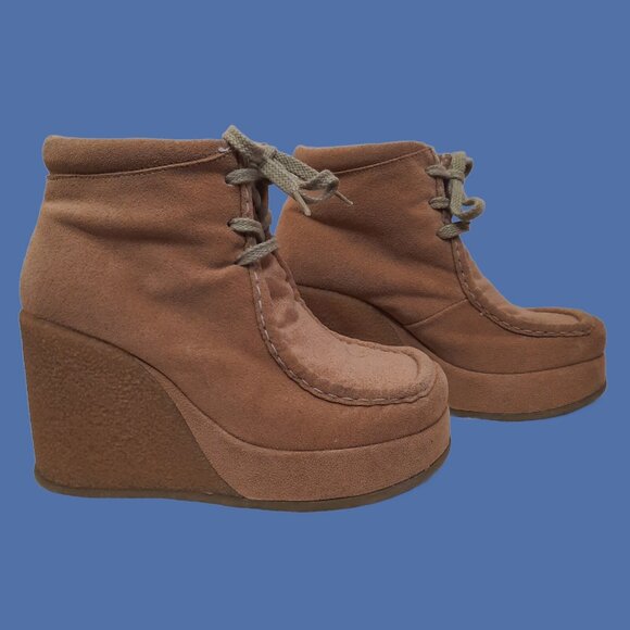 Vintage 90s Le Chateau Beige Faux Suede Lace Up Platform Wedge Ankle Boots US 6 - Picture 1 of 13